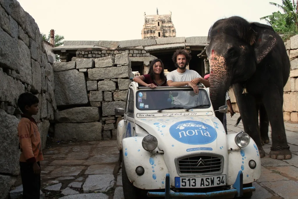 MONDE - NORIA, DE LA FRANCE AU LAOS EN 2CV